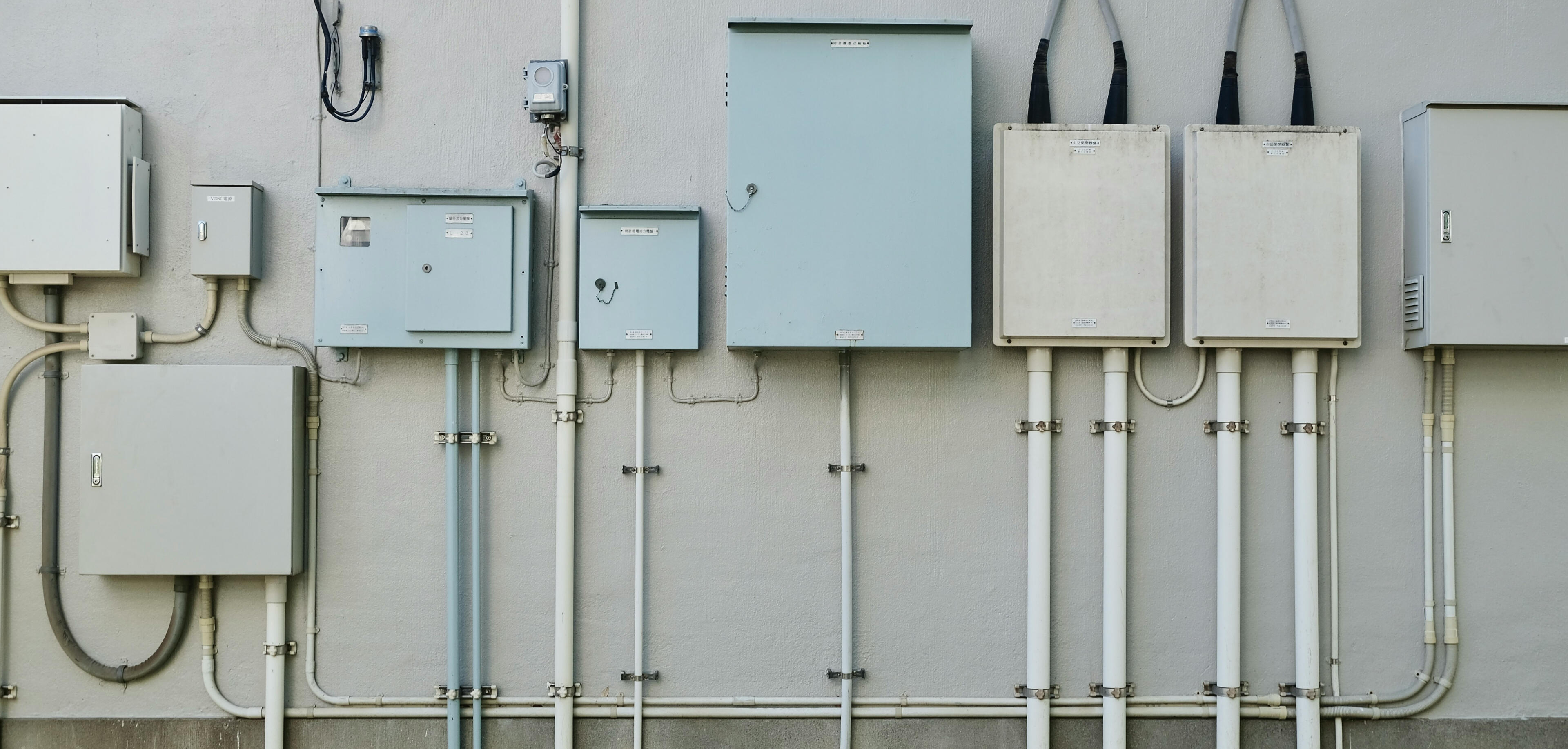 So many connections, so many points of failure. So many connections, so many points of failure.